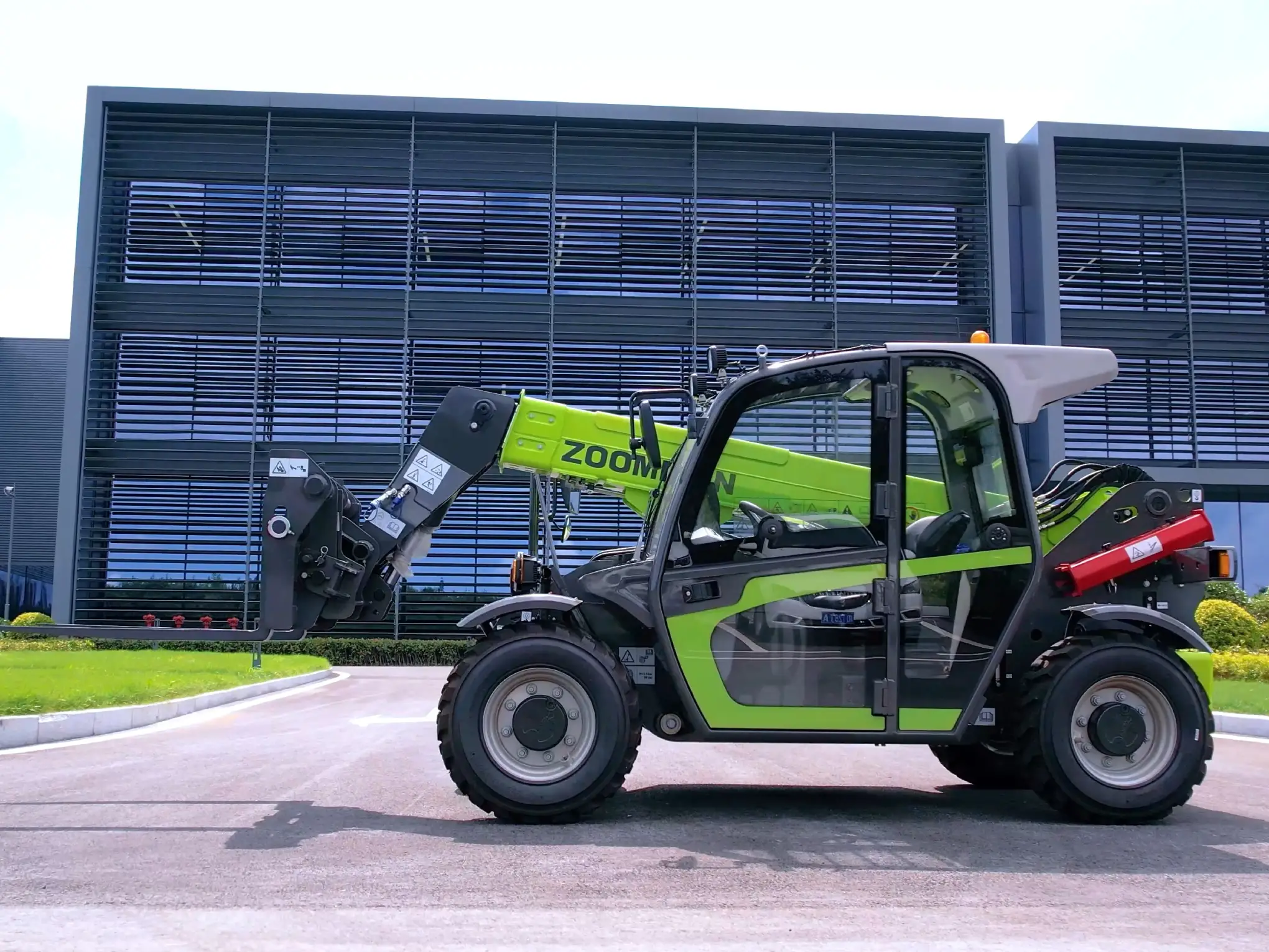 Dlaczego warto wynająć ładowarkę teleskopową? Przegląd korzyści i modeli