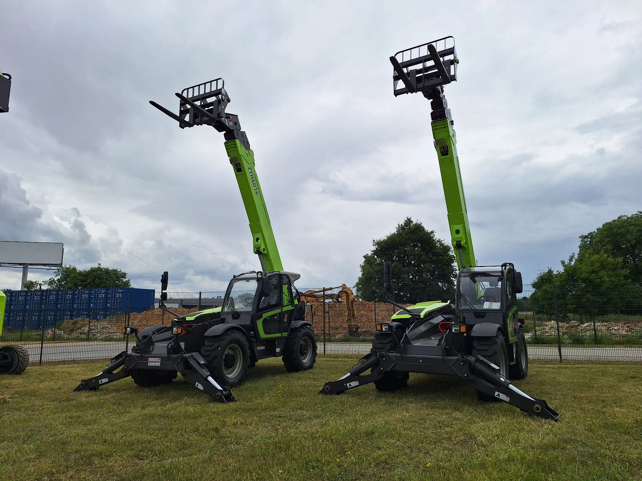 Dwie ładowarki teleskopowe Zoomlion ZTH4018 i ZTH4014 na placu ekspozycyjnym - prezentacja modeli